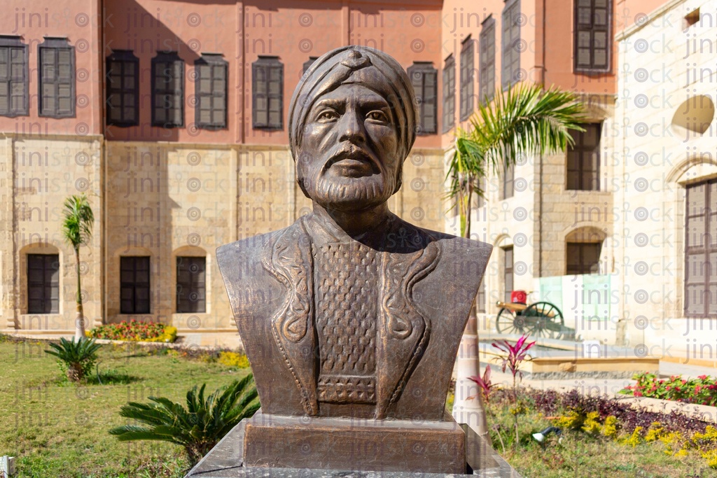 front view for arabic king statue