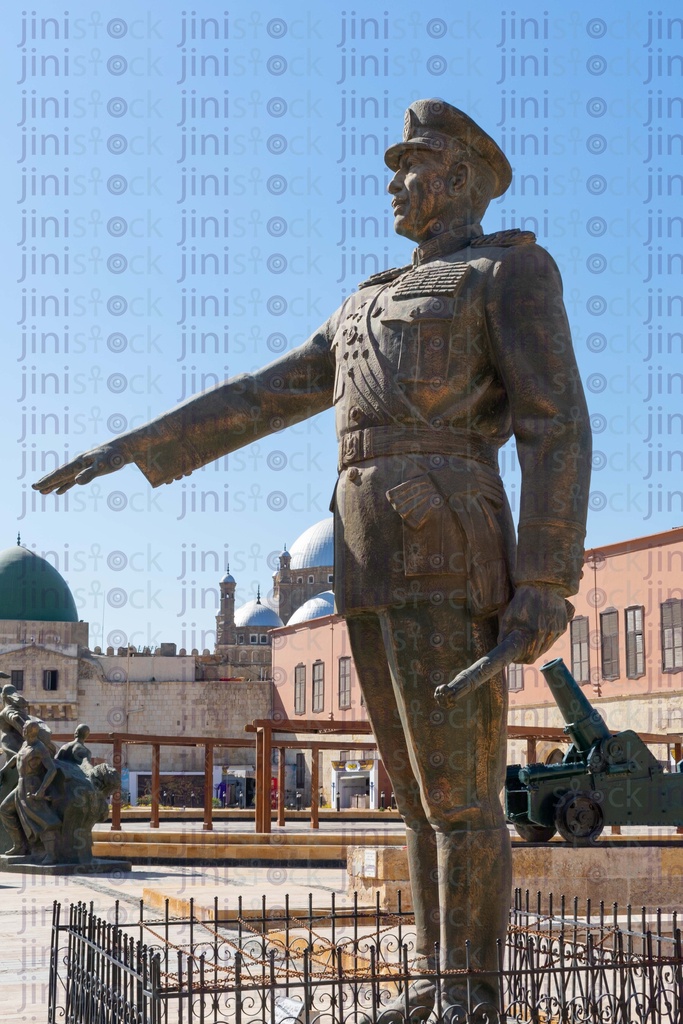 anor el sadate full length statue side view