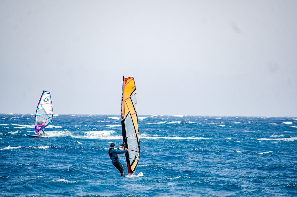 sea surfing sport.