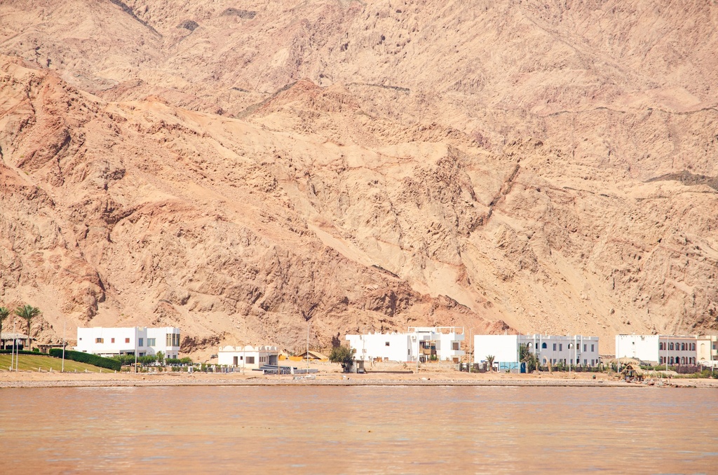 houses between the sea and the mountains.