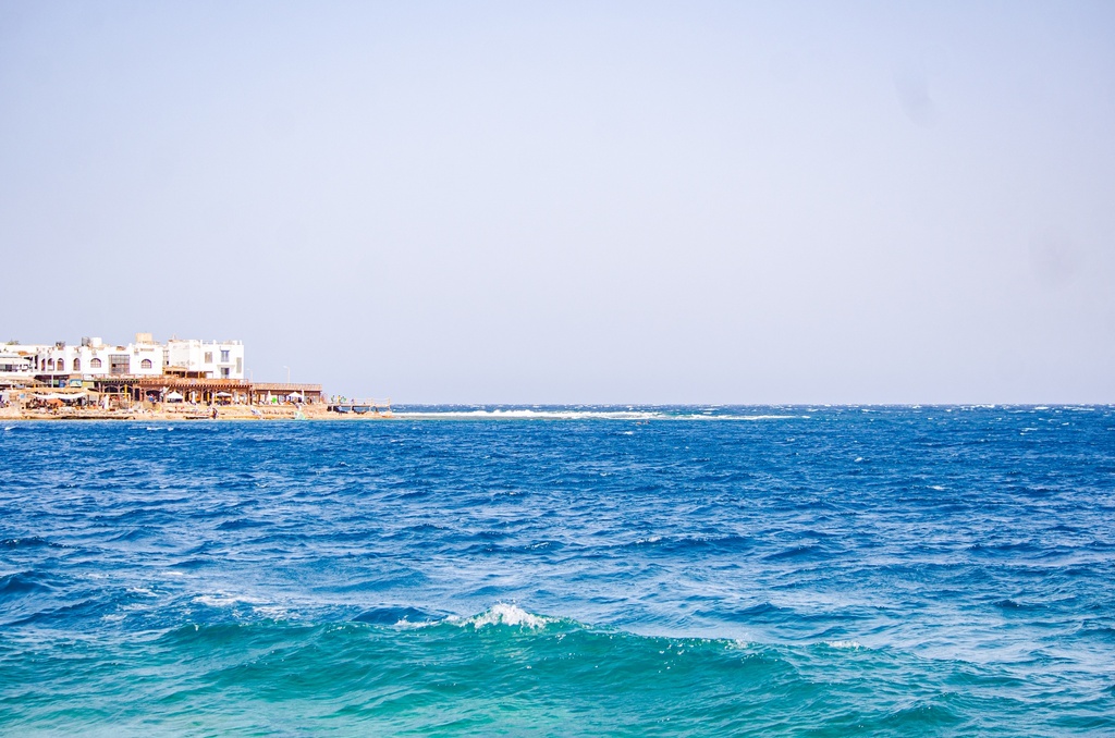 cafes over a rocky shore .