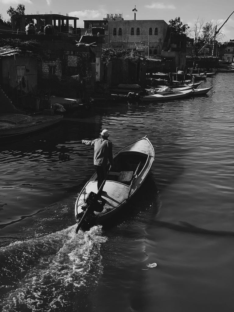 fisher man in a speeding boat-صياد من جزيره الشخلوبه