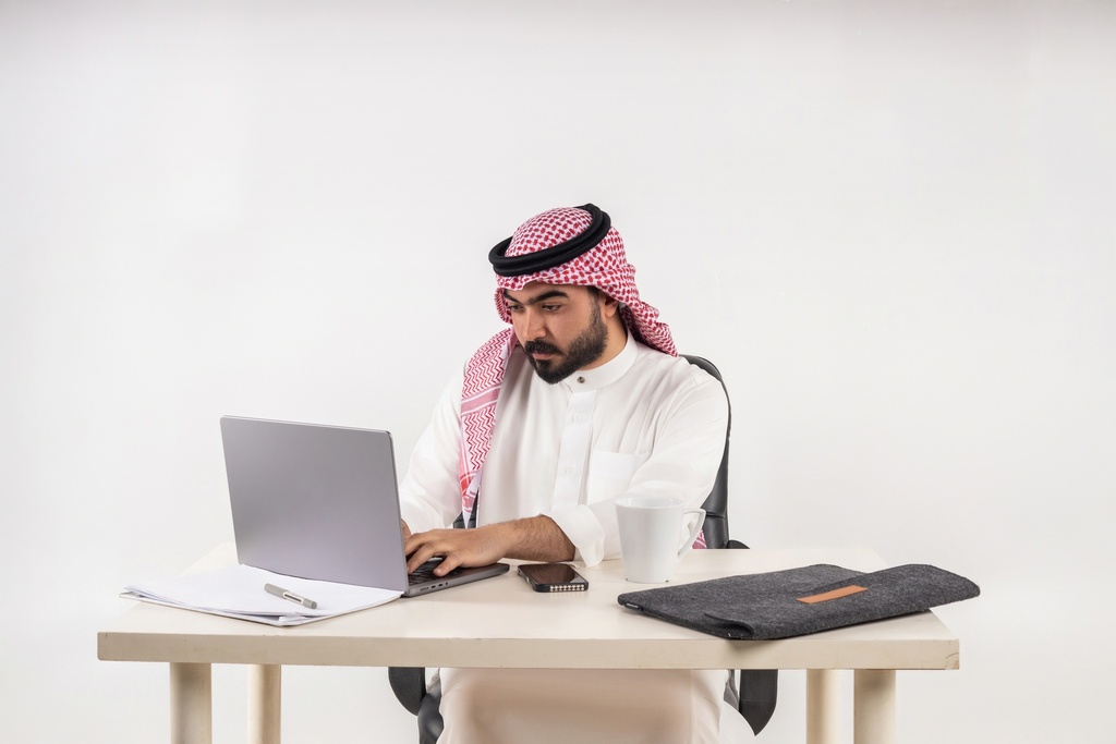 khaliji man stock image doing business