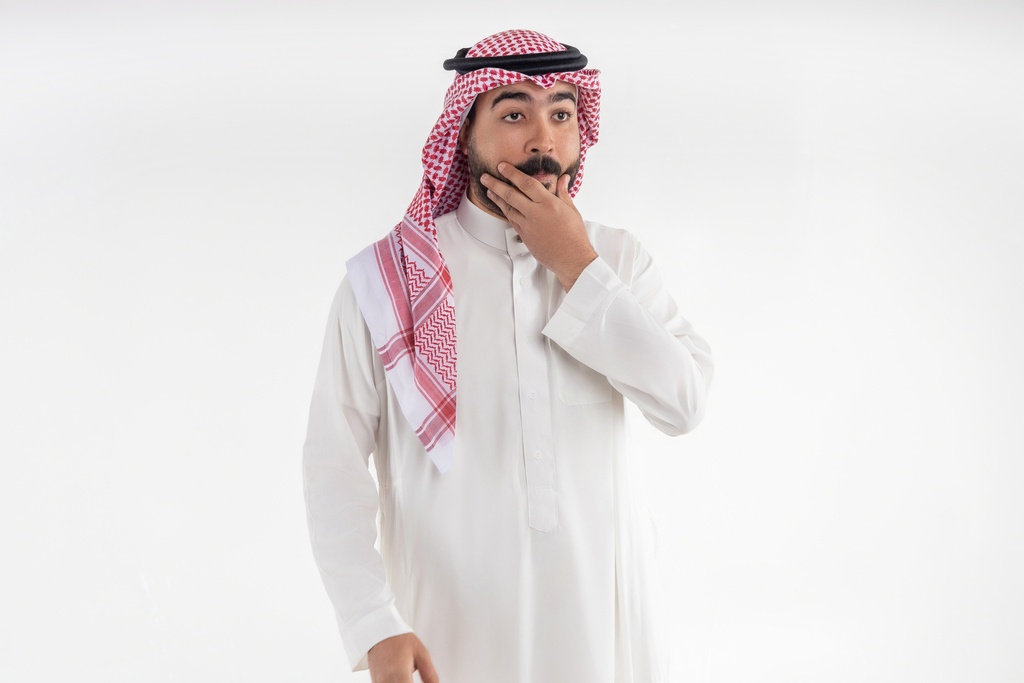 الرجل الخليجي مندهش واضعا يديه على ذقنه