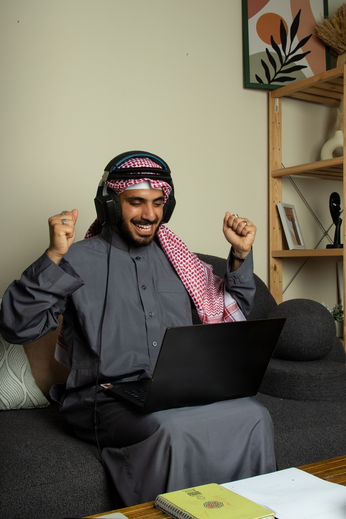 A young man from the Gulf watching the game on his the computer from the headset and was happy with the gain