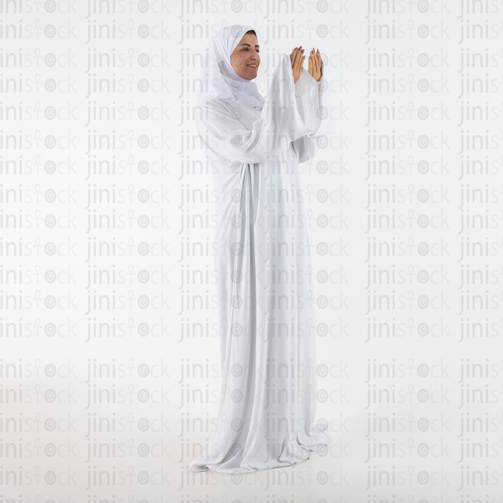 muslim woman wearing white and praying in umrah