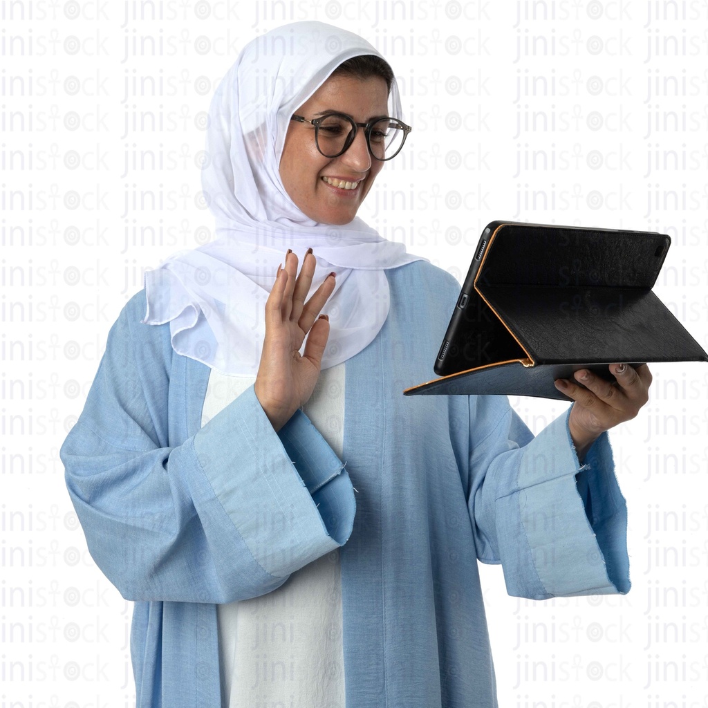 امرأة محجبة تلوح لشخص ما على iPad