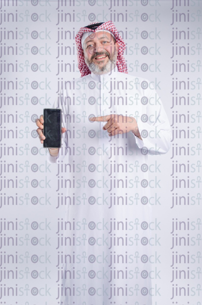 khaliji man pointing at his mobile