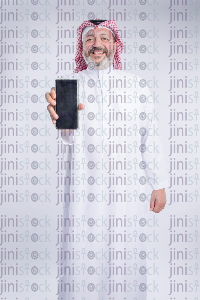 khaliji man holding mobile