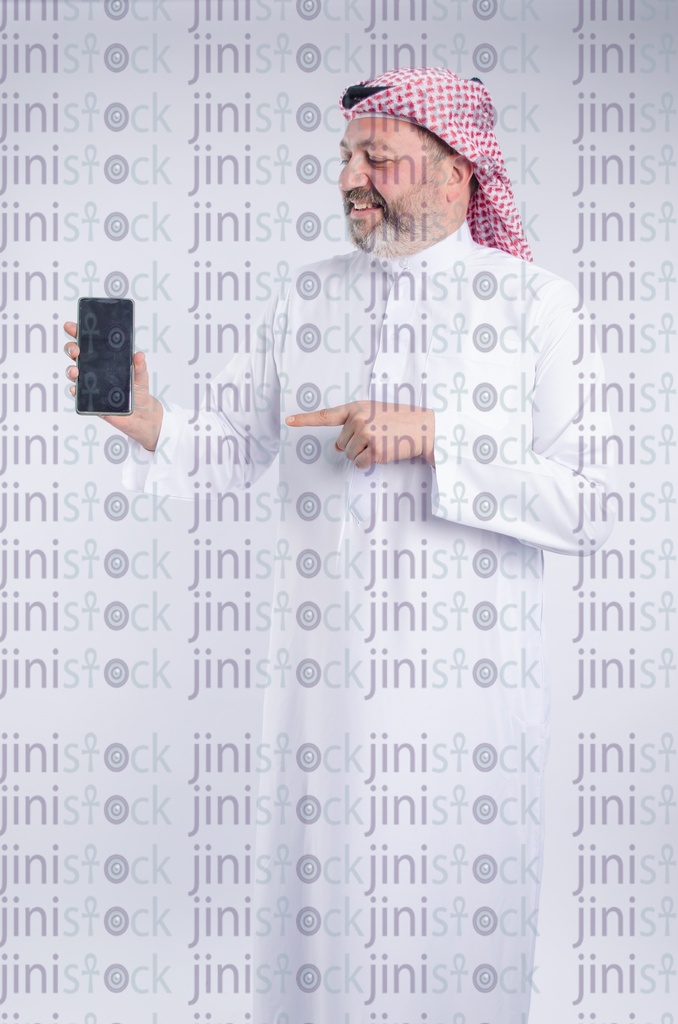 khaliji man pointing to his phone