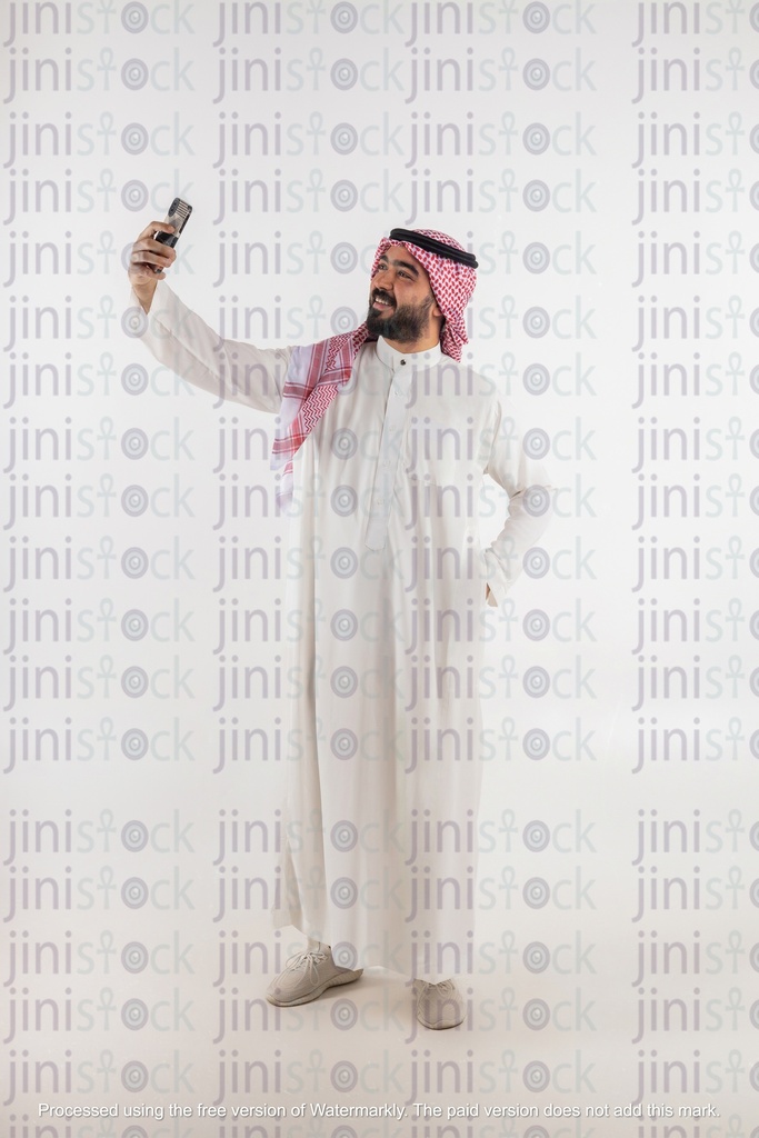 khaliji man taking a selfie with his phone