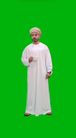 رجل عماني يشرب الشاي