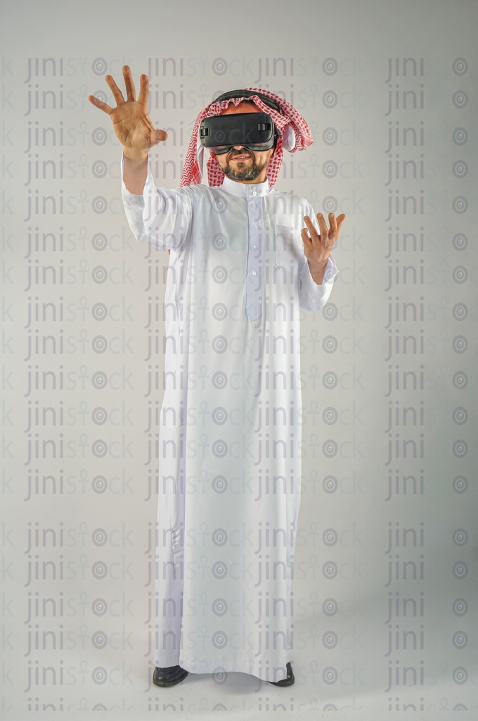 Khaliji man Saudi Arabian or Emirati or A man from the Gulf wearing VR glasses.