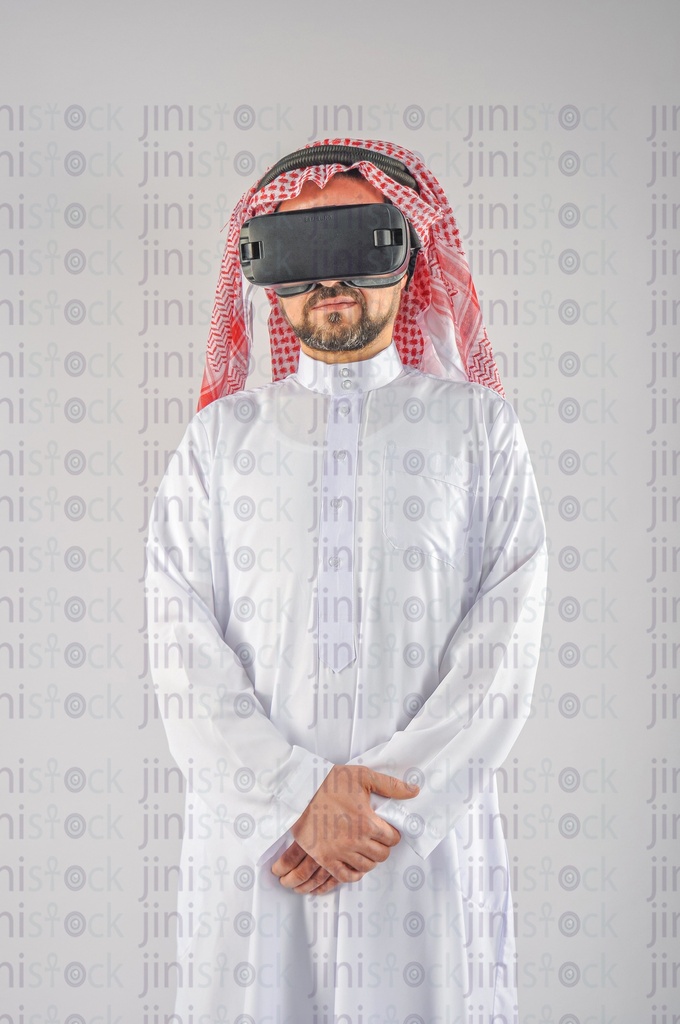 Khaliji man Saudi Arabian or Emirati or A man from the Gulf wearing VR glasses.