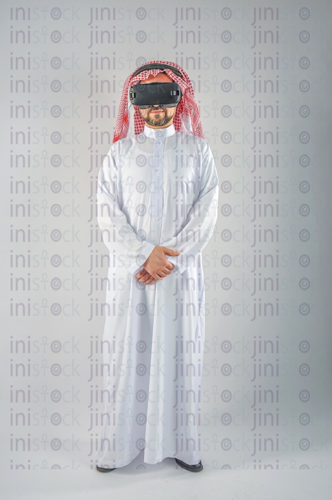 Khaliji man Saudi Arabian or Emirati or a man from the Gulf wearing VR glasses.