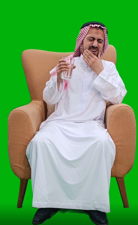 خليجي سعودي من الخليج رجل يشرب الماء ويعاني من حساسية الأسنان