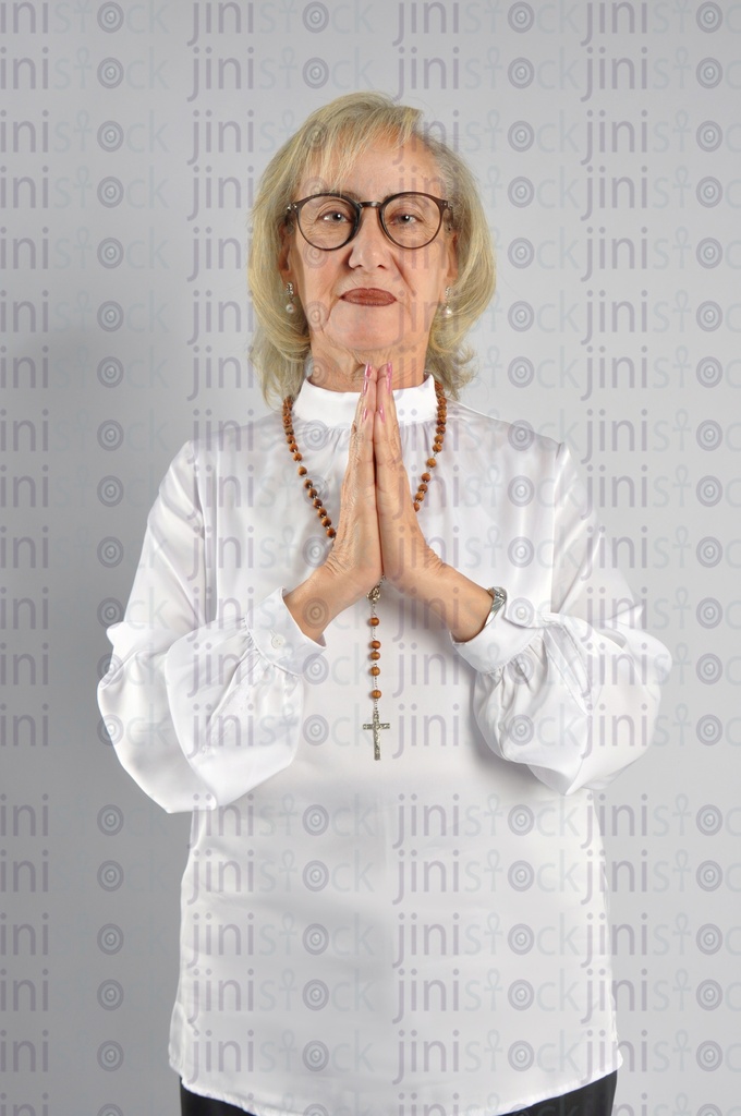 امرأة مصرية مسيحية تصلي.