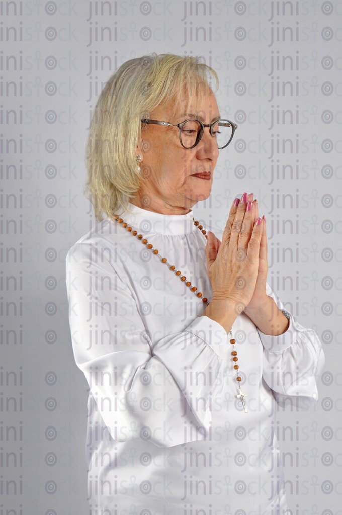 امرأة مصرية مسيحية تصلي.