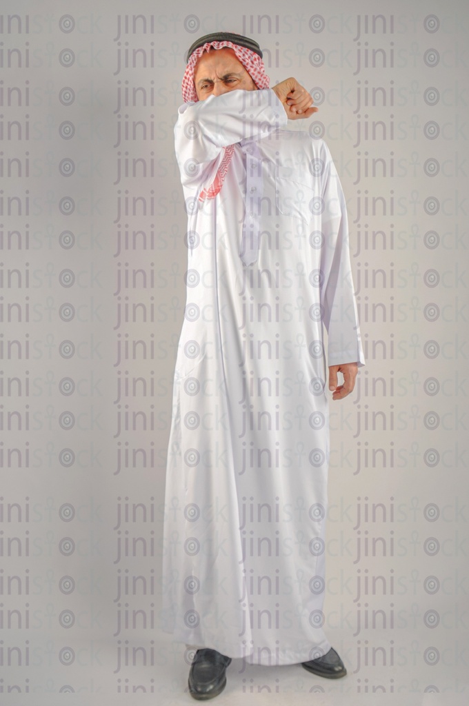 "خليجي" أو رجل خليجي من السعودية أو الإمارات يعطس