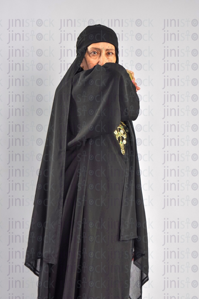 امرأة مريضة من صعيد مصر أو من الريف المصري تعطس وتعاني من الانفلونزا أو البرد