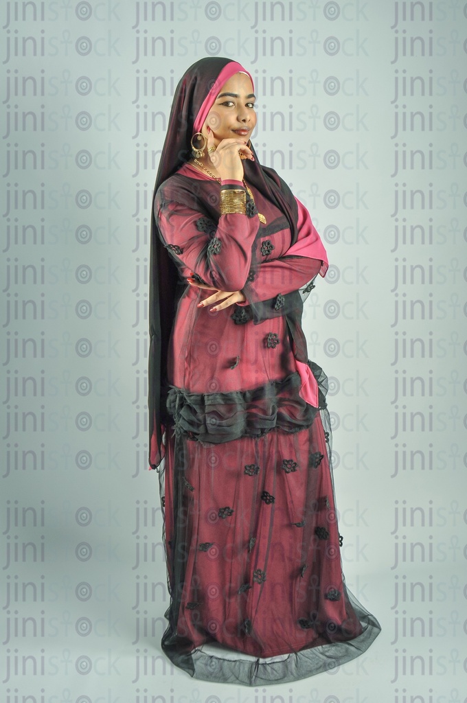 ست او بنت نوبيه أيدها على خدها ولبسه الجرجار