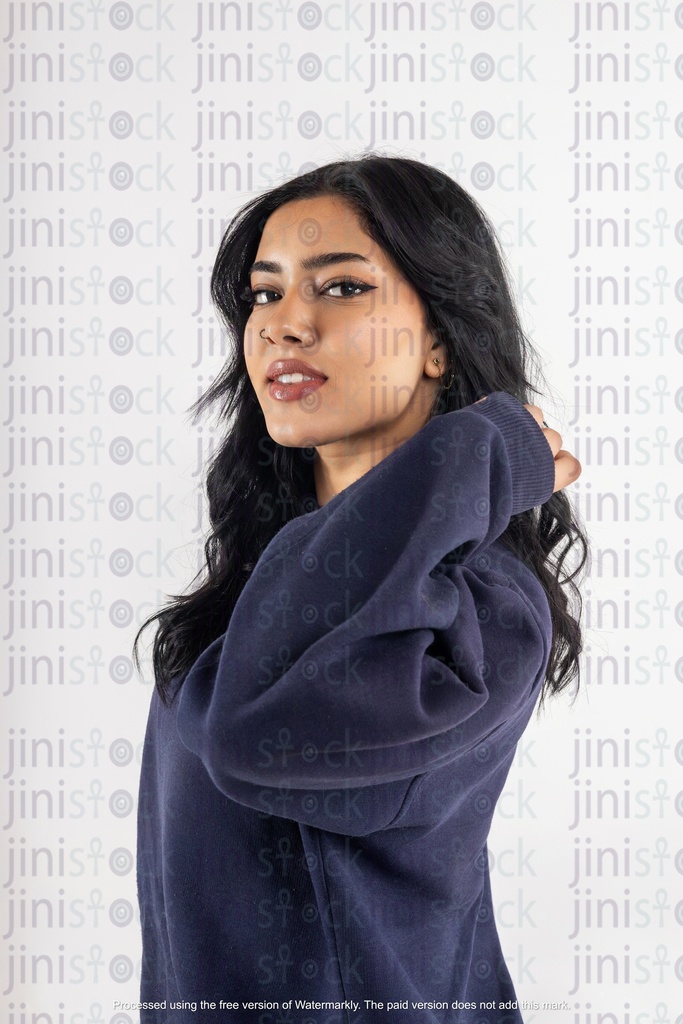 امرأة عربية جانبية تضع يديها على شعرها على خلفية معزولة