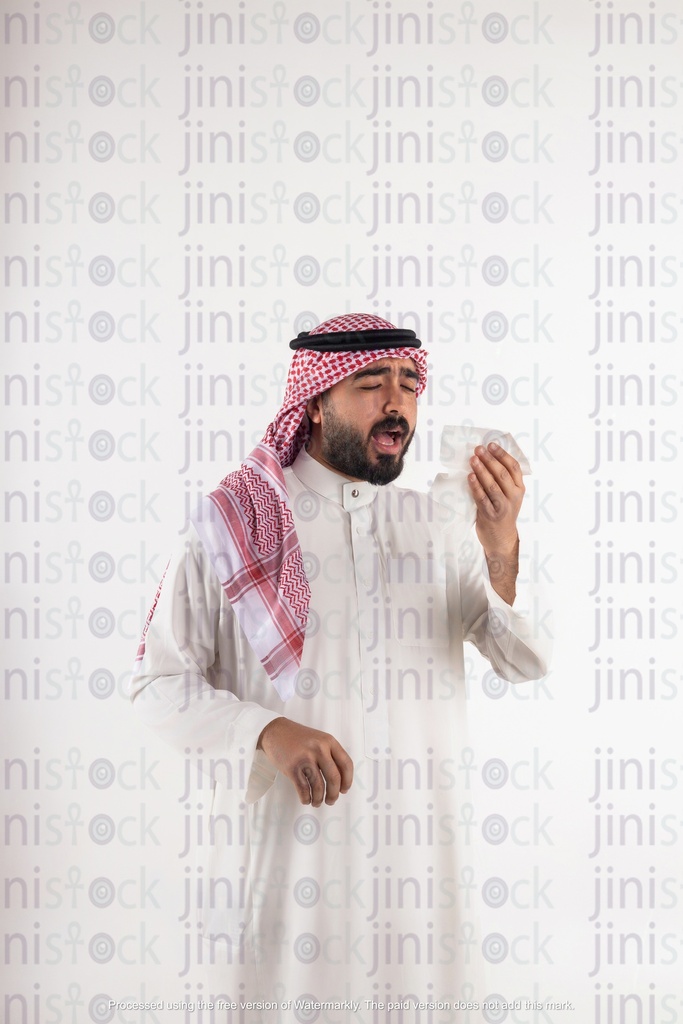 صورة خليجية لرجل مصاب بنزلة برد وسعال
