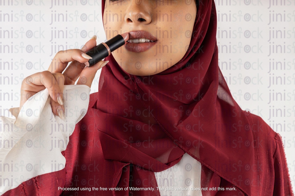 لقطة مقربة لوجه امرأة أثناء إضافة المكياج