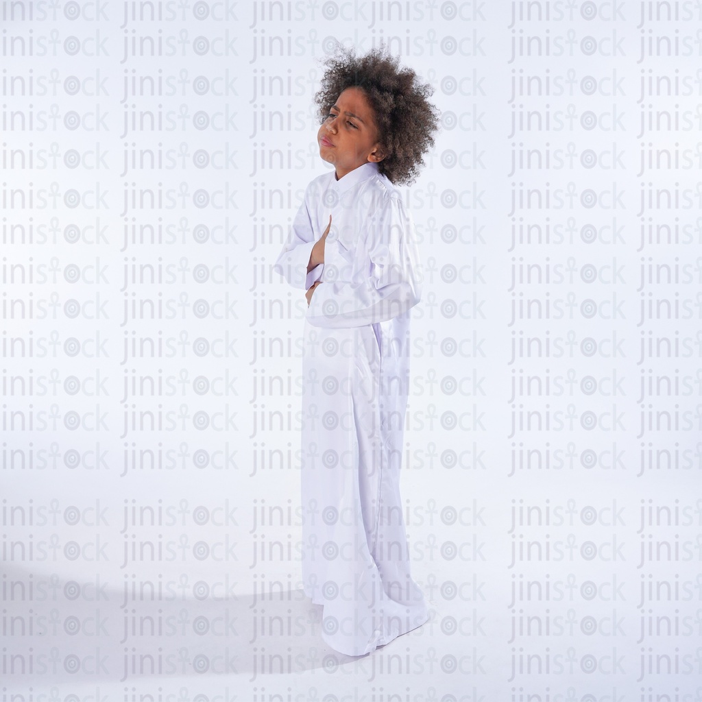 saudi khaliji boy with stomach pain