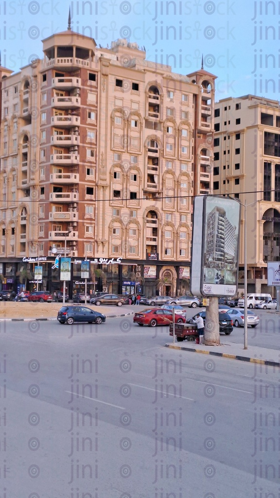 شارع في المعادي بالقاهرة به منطقة خالية من السيارات أو أي وسيلة مواصلات ومباني شاهقة كخلفية للتصميمات.