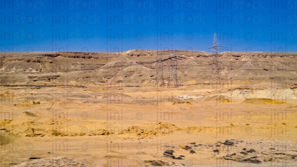 جبال في الصحراء على طريق السفر في مصر كخلفية للتصميم