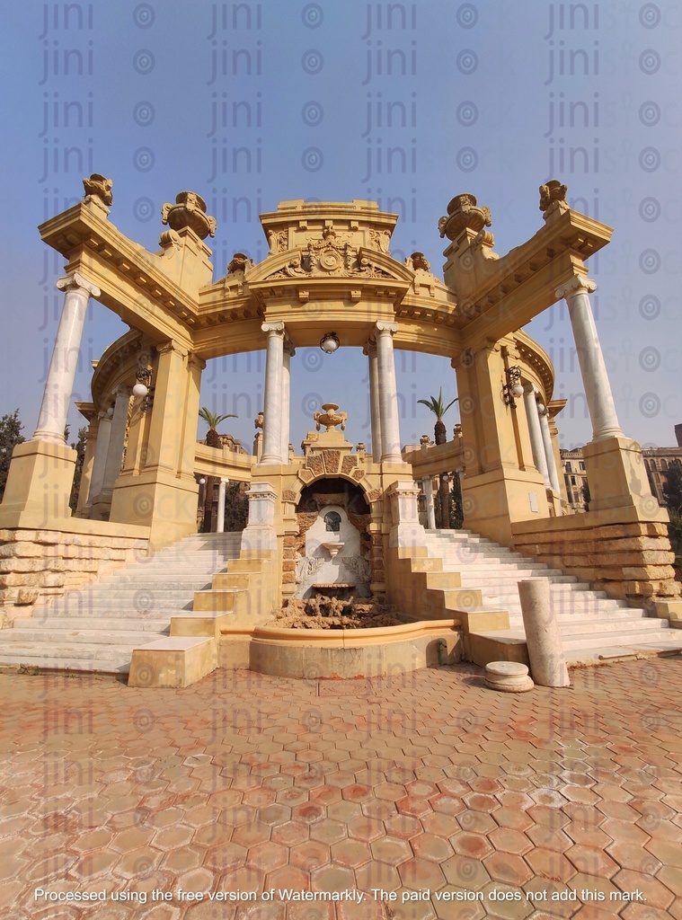 مبنى مصري قديم مع درج