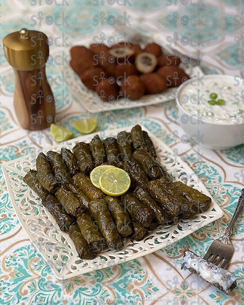 محشي ورق عنب مزين بشرائح الليمون