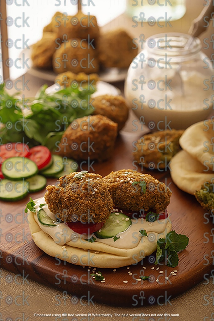 خبز فلافل بالطحينه والخضروات
