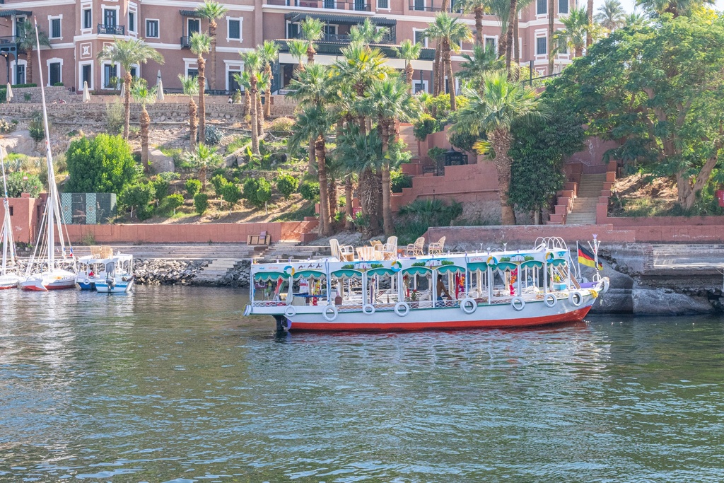 Boat anchring at the catarct harbour