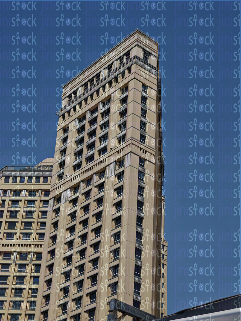 برج شاهق يلمع تحت سماء القاهرة الصافية