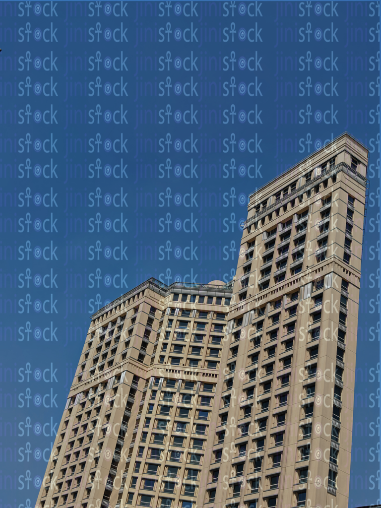 مبانٍ لامعة تحت أشعة الشمس الذهبية