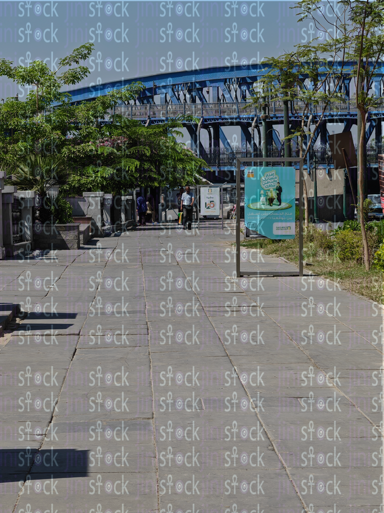 شارع ممشى أهل مصر يزينه الأشجار والمباني