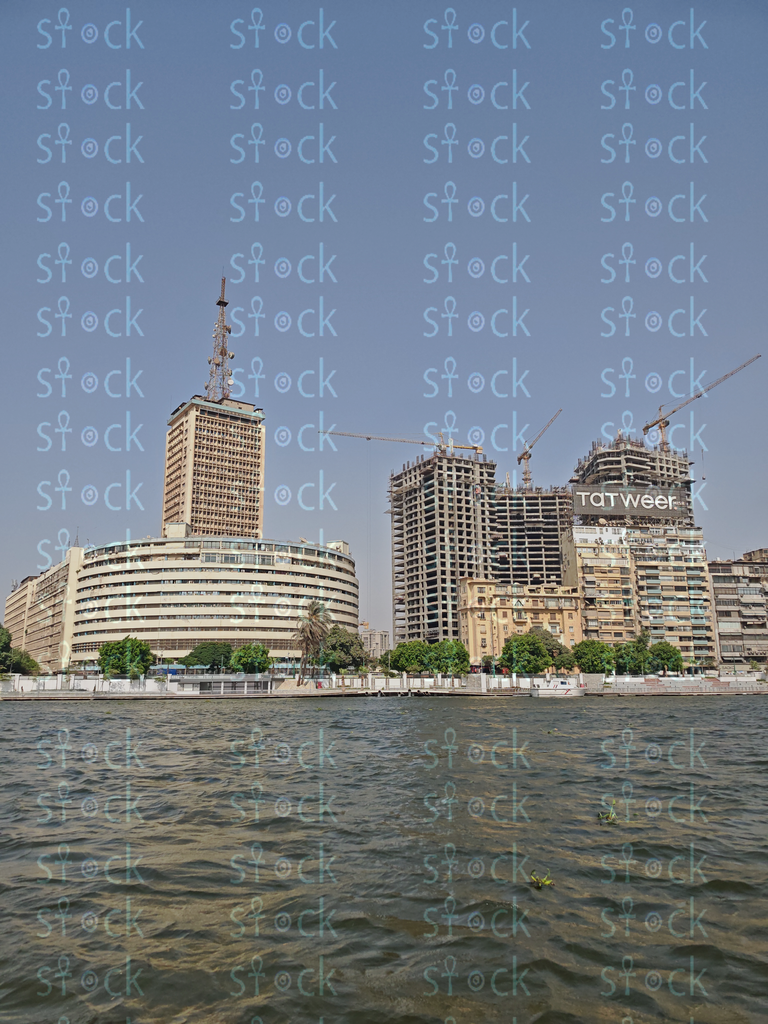  صورة قريبة لمبنى ماسبيرو بجوار الأبراج الحديثة