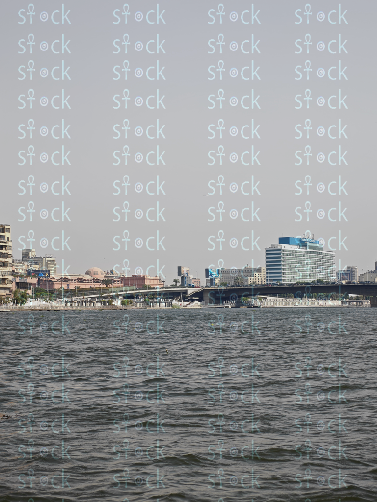 كوبري قصر النيل يربط ضفتي القاهرة فوق المياه المتلألئة