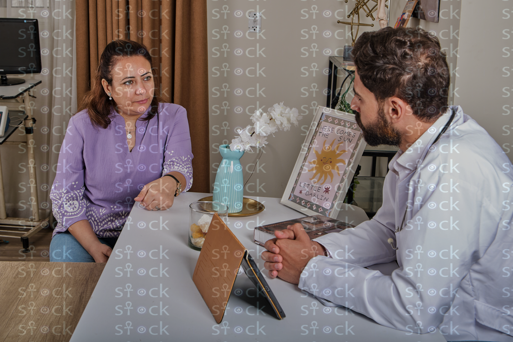 المريضة تناقش النتائج مع الطبيب
