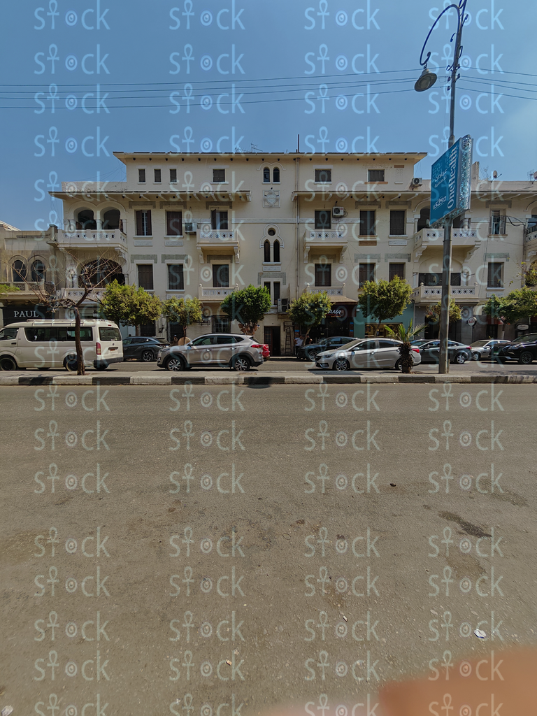 مشهد لميدان بمباني قديمة