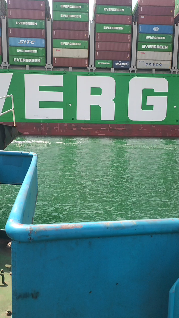 cargo ship in el suze canal