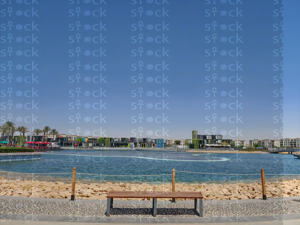  بانوراما بحيرة ومبانٍ بعيدة