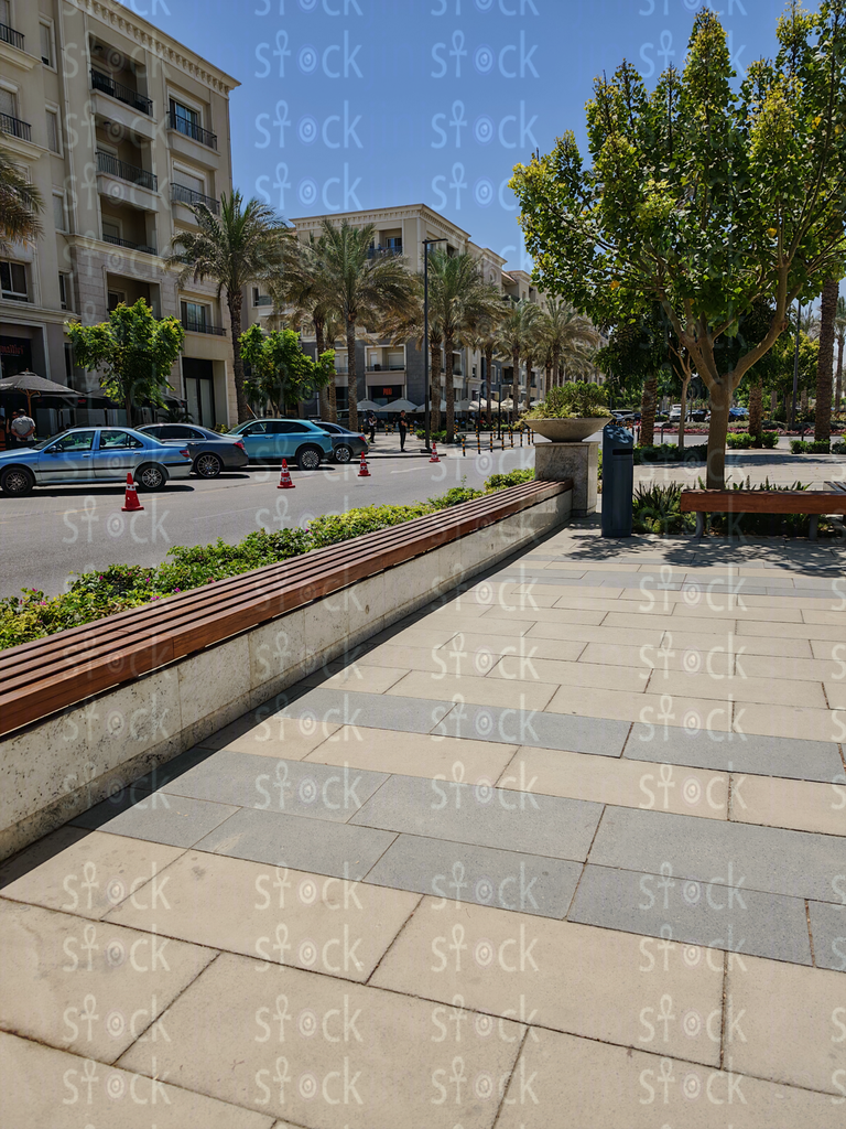 ممر شارع حديث بين مبانٍ