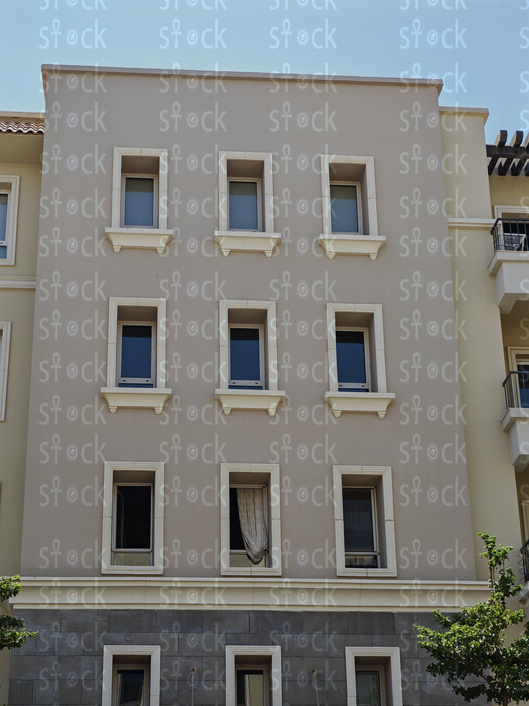 واجهة متماثلة بنافذات مربعة