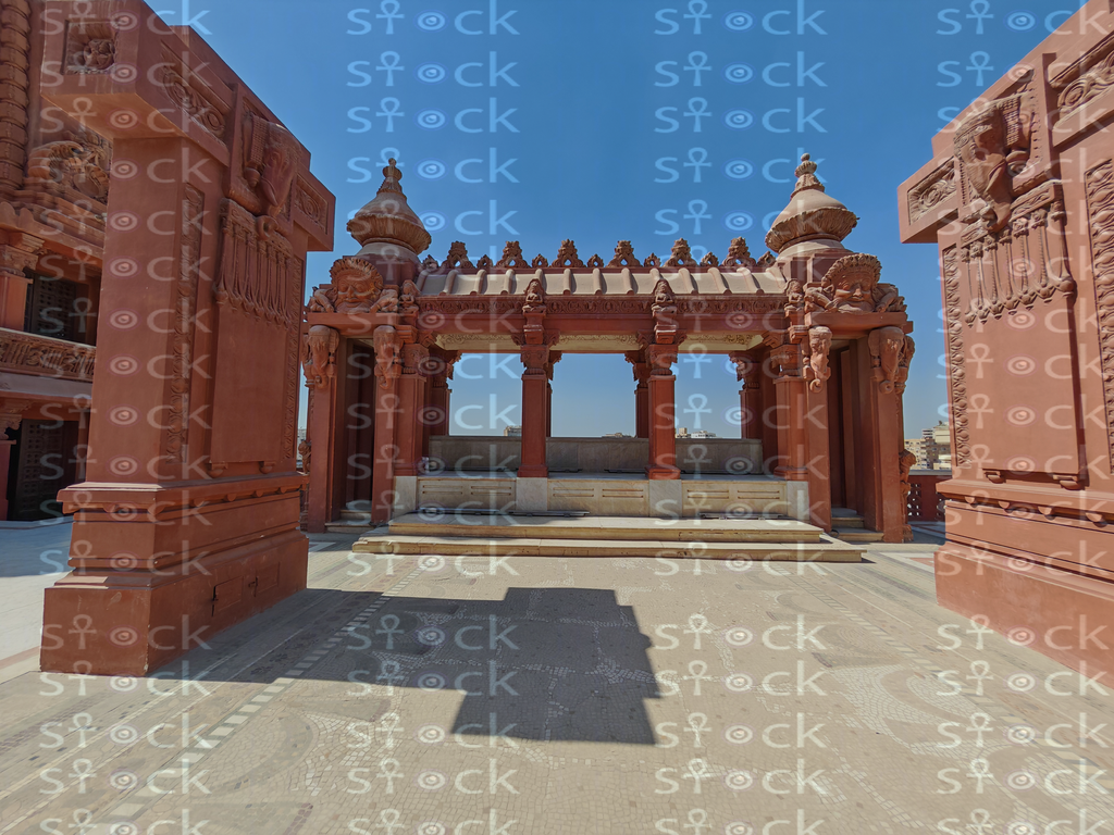 ممر مقوس بعتبة منقوشة