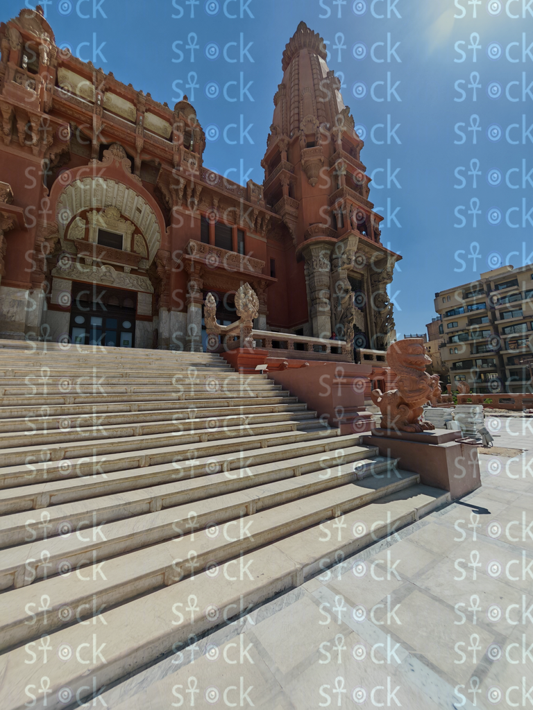 درجات أمامية وواجهة منقوشة