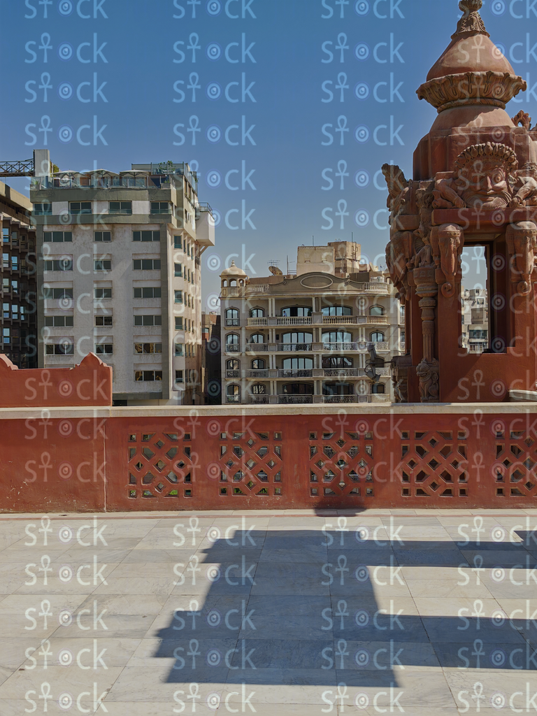 تماثيل على السطح تطل على المدينة