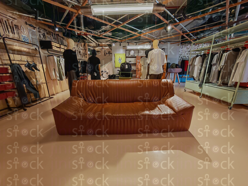 الأريكة الجلدية كقطعة مركزية بالمحل  